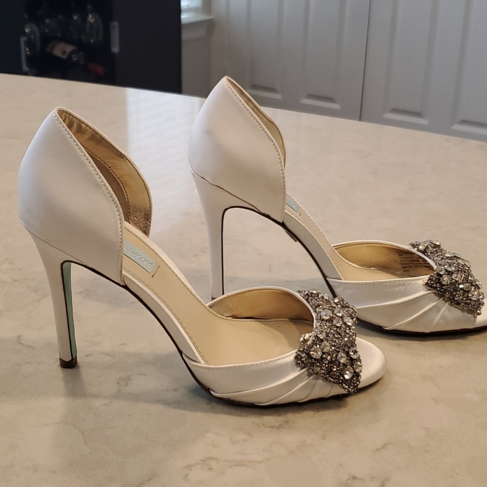 Shoes - Picture 6 of 8